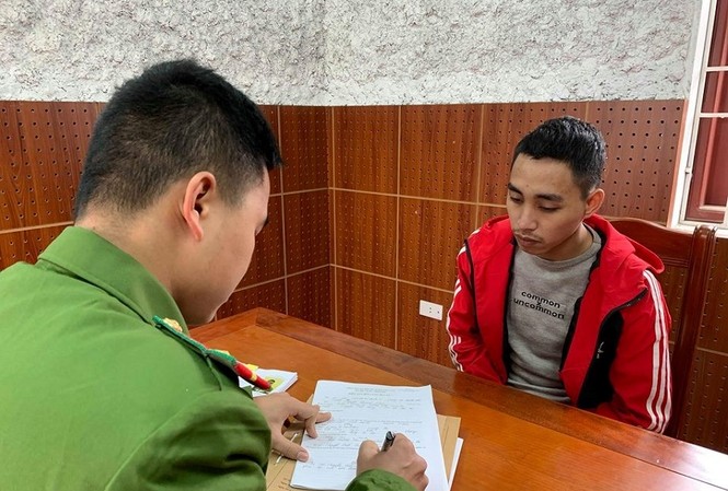 9X mang xe của bạn gái đi cầm cố rồi trốn sang Trung Quốc Đối tượng Hùng (bìa phải) tại cơ quan công an .Ảnh: Huyền Mỹ