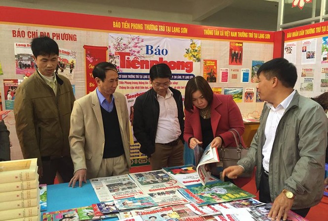 Tưng bừng Hội báo xuân xứ Lạng 2019 Báo Tiền Phong cuốn hút sự chú ý của đồng nghiệp và bạn đọc .Ảnh: Duy Chiến