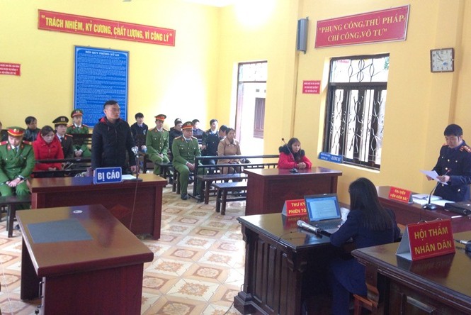 Lĩnh án vì không chấp hành giao con cho vợ theo quyết định của tòa Quang cảnh phiên tòa. Ảnh: Thu Thủy