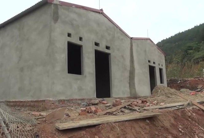 Hàng loạt cán bộ bị kỷ luật vì để người thân xây nhà 'đón' bồi thường Hàng loạt ngôi nhà bỗng "mọc" lên trên khu đất dự án làm đường .Ảnh: H.N