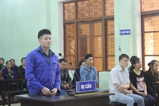 Chồng sát hại vợ trong bữa ăn trưa rồi phi tang thi thể xuống sông Bị cáo Hải ra trước tòa lĩnh án. Ảnh: CB