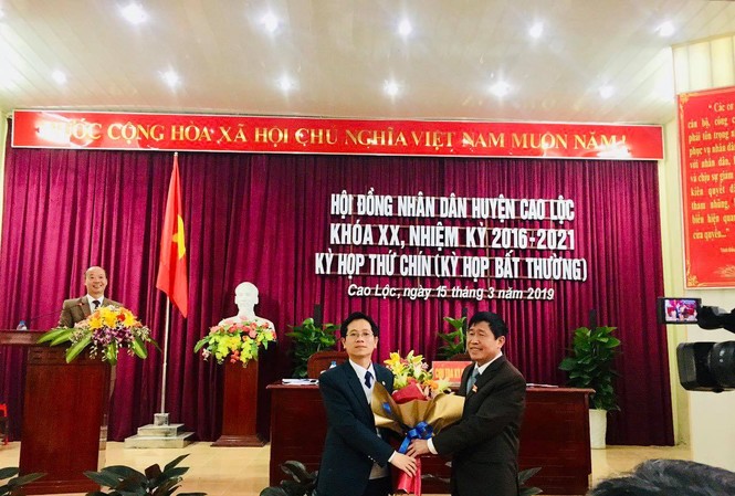 Lạng Sơn: Bầu Chủ tịch huyện Cao Lộc 40 tuổi Ông Nguyễn Duy Anh (bìa trái) nhận hoa chúc mừng của lãnh đạo Huyện ủy Cao Lộc .Ảnh: Duy Chiến