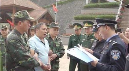 Nghi phạm cầm đầu đường dây thuốc giả trốn truy nã sang Việt Nam Đối tượng Xuân (giữa) trao trả cho phía Trung Quốc tại cửa khẩu quốc tế Hữu Nghị .Ảnh: TL