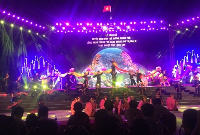 Thành phố Lạng Sơn trở thành đô thị loại II Rực rỡ đêm công bố Lạng Sơn lên đô thị loại II .Ảnh: Duy Chiến