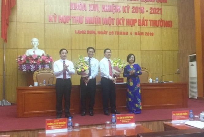 Ông Tô Hùng Khoa thôi làm Phó Chủ tịch HĐND tỉnh Lạng Sơn Ông Tô Hùng Khoa (thứ 2 từ trái sang) và ông Hoàng Văn Tài nhận hoa chúc mừng của lãnh đạo HĐND tỉnh Lạng Sơn .Ảnh: Duy Chiến