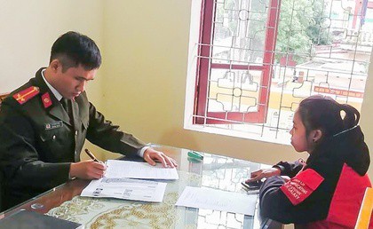 Hai cô gái hoang tin về dịch bệnh corona để... 'câu like' Cơ quan công an làm việc với Thu. Ảnh: Hoàng Lam