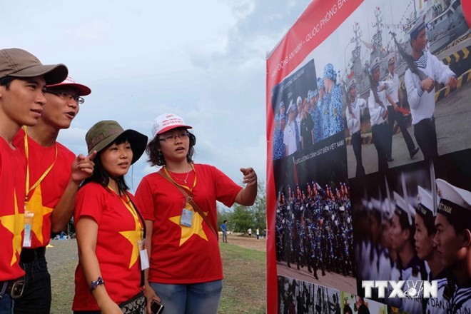 Tiếp tục những tiếng nói phản đối hành động Trung Quốc Sinh viên xem ảnh tại triển lãm“Tự hào biển đảo Việt Nam” tại Kiên Giang. (Ảnh: Đoàn Bắc/TTXVN)