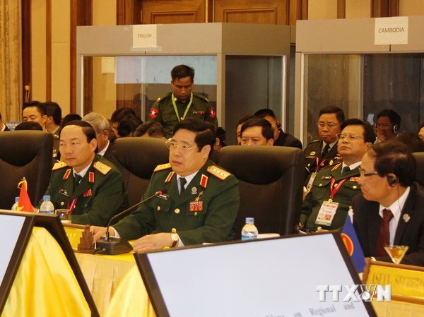 Việt Nam kiềm chế để không xảy ra xung đột quân sự trên biển Bộ trưởng Quốc phòng Phùng Quang Thanh phát biểu tại Hội nghị. (Ảnh: Bảo Trung/TTXVN)