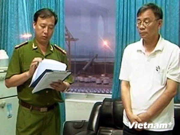 Bắt tạm giam nguyên Phó tổng giám đốc Cảng Quảng Ninh Nguyên Phó tổng giám đốc Cảng Quảng Ninh Đinh Ngọc Uyên nghe quyết định bắt tạm giam. (Ảnh: Văn Đức/Vietnam+)