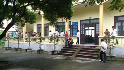 Buột miệng 'con chột' bị lột trần giữa đường Người phụ nữ bị lột trần giữa đường vì buột miệng ơ, con chột