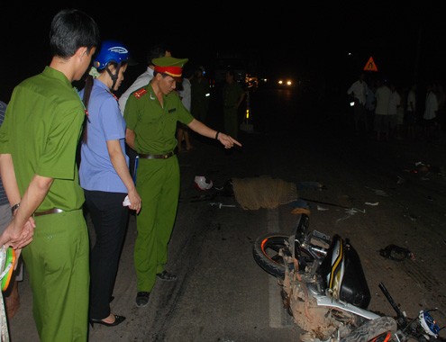 Đấu đầu xe máy, 4 người chết tại chỗ Hai xe máy vỡ nát văng nhiều mảnh trên quốc lộ 1A . Ảnh: T.Sự.