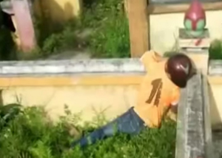 Xác chết 'ôm' mộ trong nghĩa trang Hiện trường vụ án mạng.