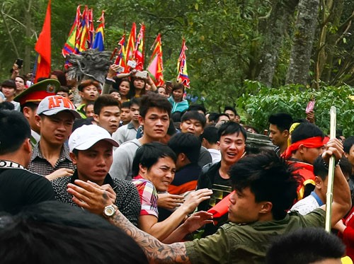 Nên cấm ngay lễ hội nào để xảy ra bạo lực? Hình ảnh lộn xộn diễn ra tại lễ hội Gióng (Sóc Sơn, Hà Nội).