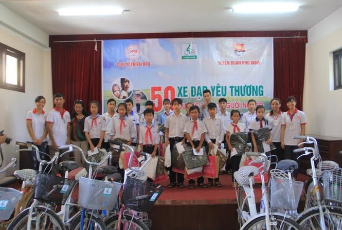 Xe đạp trao yêu thương Các em nhỏ bên chiếc xe đạp mới nhận.