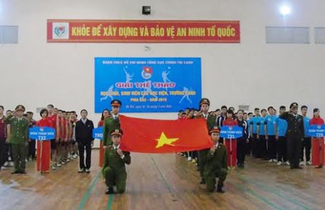 Học sinh, sinh viên ngành công an tranh tài thể thao Lễ chào cờ diễn ra trang nghiêm trong ngày khai mạc giải thể thao các trường CAND phía Bắc.