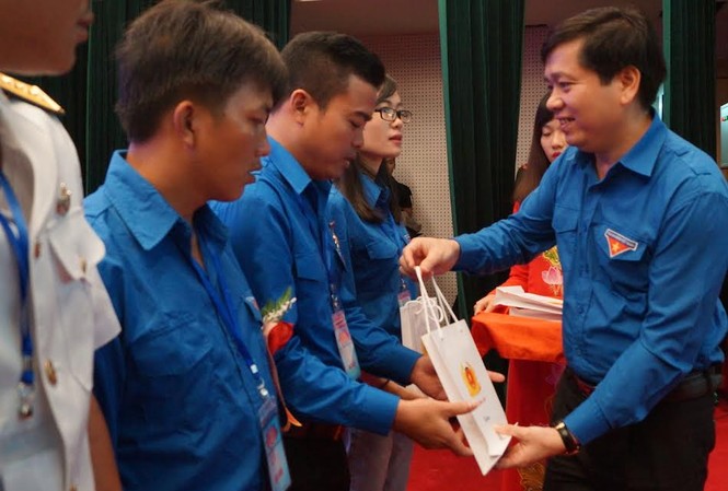 Thanh niên rèn đức Anh Nguyễn Long Hải trao quà lưu niệm.