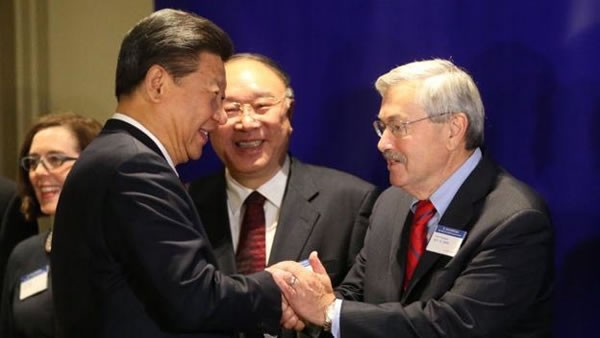 Lí do ông Terry Branstad được chọn làm Đại sứ Mỹ tại Trung Quốc Thống đốc Branstad gặp Chủ tịch Trung Quốc Tập Cận Bình tại một diễn đàn
dành cho các thống đốc Mỹ và Trung Quốc hồi năm 2015. Ảnh: BBC