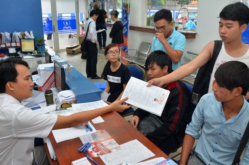 TS. Lê Trường Tùng: ĐH ngoài công lập tồn tại như trang trí Thí sinh nộp hồ sơ xét tuyển nguyện vọng bổ sung tại một trường ĐH. Ảnh nguồn Internet.