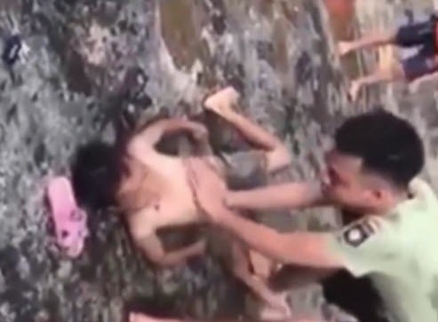 Xúc động cảnh hạ sĩ công an trẻ cứu sống cậu bé bị ngạt nước Xúc động cảnh hạ sĩ công an trẻ cứu sống cậu bé bị ngạt nước