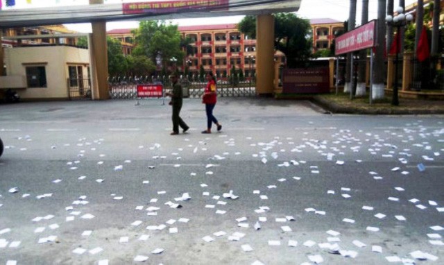Giám đốc Sở GD&ĐT Thái Bình nói gì về phao thi rải trắng cổng trường Hình ảnh phao thi rải trước cổng trường THPT Nguyễn Trãi