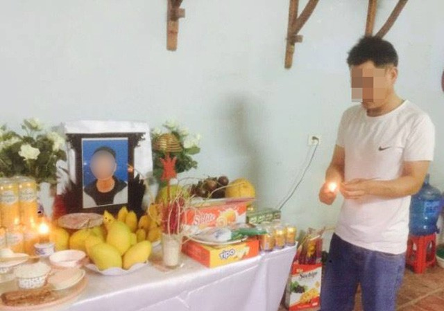 Nam sinh hiền lành bị đánh hội đồng tử vong ở Hà Nội Gạt nước mắt, ông C lặng lẽ thắp tuần hương trên bàn thờ của con. Ảnh: P.Sỹ