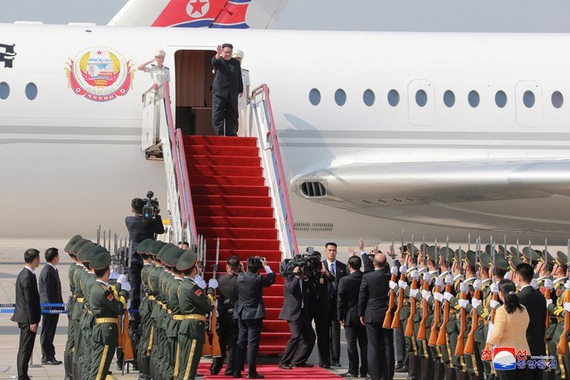 Vì sao ông Kim Jong-un chọn máy bay để công du Trung Quốc? Ông Kim Jong-un bước xuống chuyên cơ trong chuyến thăm Đại Liên, Trung Quốc. (Ảnh: Reuters)