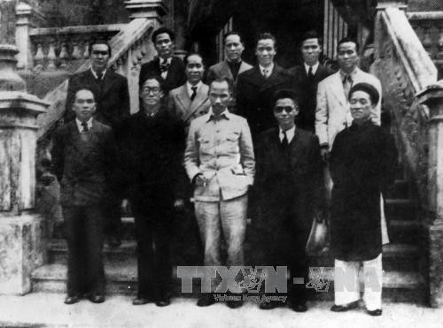 Cách mạng Tháng Tám 1945: Mốc son chói lọi trong dòng chảy lịch sử Chính phủ lâm thời Việt Nam Dân chủ Cộng hòa ra mắt sau khi Cách mạng tháng Tám thành công. Ảnh: TTXVN