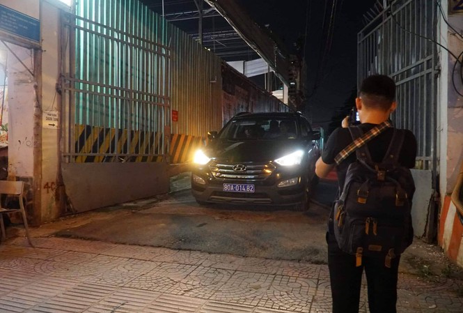Công an khám xét nhà ông Nguyễn Hữu Tín vì liên quan đến Vũ 'nhôm' Xe cơ quan công an trong buổi khám nhà ông Nguyễn Hữu Tín