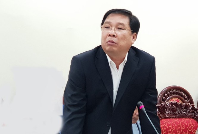Ca sĩ hát một bài kiếm 300 triệu, nhạc sĩ đòi tác quyền bị chửi um sùm Ông Đinh Trung Cẩn, tổng giám đốc Trung tâm Bảo vệ quyền tác giả âm nhạc Việt Nam, cho biết, ca sĩ hát một bài kiếm 300 - 500 triệu mà khi tác giả đòi tiền tác quyền thì chửi um sùm.