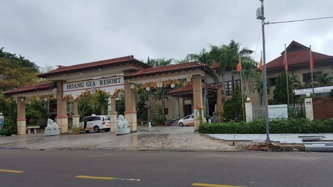Khám xét nơi ở của con trai ông Trần Bắc Hà, thu nhiều tài liệu Khách sạn Hoàng Gia, địa chỉ 01 (Hàn Mặc Tử, TP Quy Nhơn) - nơi làm của ông Trần Duy Tùng vừa bị khám xét. Ảnh: Tr.Định