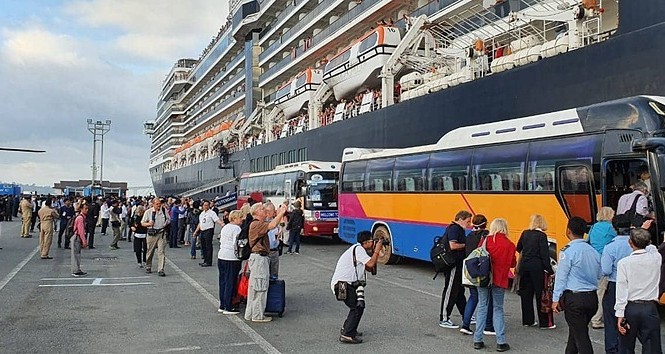 Công ty Việt đón khách tàu Westerdam ở Campuchia Hơn 10 ôtô 45 chỗ của công ty Tân Hồng đón du khách và thuỷ thủ đoàn khi tàu cập bến Sihanoukville. Ảnh: Sam Nouen.