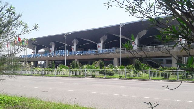 Nam thanh niên đã vượt rào tiếp cận máy bay trong 11 giây Nam thanh niên đã vượt rào tiếp cận máy bay trong 11 giây