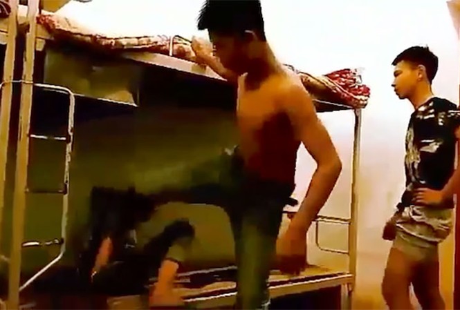 Nam sinh lớp 9 bị nhóm bạn đánh đập dã man trong ký túc xá Ảnh cắt từ clip