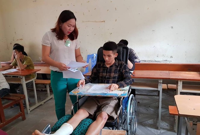 Thanh niên tình nguyện đồng hành cùng thí sinh 'đặc biệt' Thanh niên tình nguyện đồng hành cùng thí sinh 'đặc biệt'