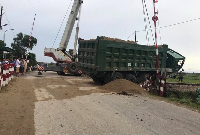 Tàu hỏa đâm văng xe ben khỏi đường ray khi cuộc 'giải cứu' bất thành Tàu hỏa đâm văng xe ben khỏi đường ray khi cuộc 'giải cứu' bất thành