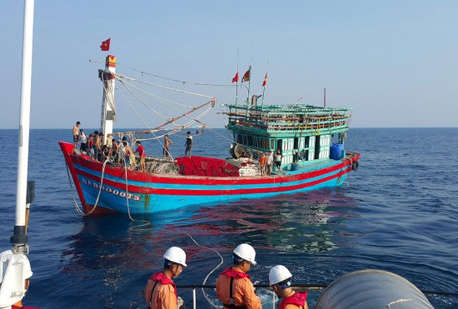 Huy động tàu thuyền tìm kiếm ngư dân mất tích trên biển Huy động tàu thuyền tìm kiếm ngư dân mất tích trên biển