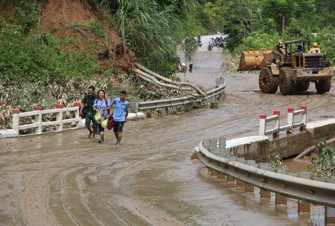 Người dân hối hả về nhà sau hai ngày quốc lộ 7 bị cấm đường Người dân hối hả về nhà sau hai ngày quốc lộ 7 bị cấm đường