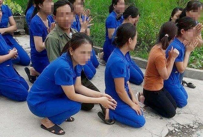 Kỷ luật 5 cán bộ liên quan vụ cô giáo mầm non quỳ gối xin quan chức Vụ việc cô giáo quỳ gối xin nhà chức trách đừng đình chỉ cơ sở gây xôn xao dư luận