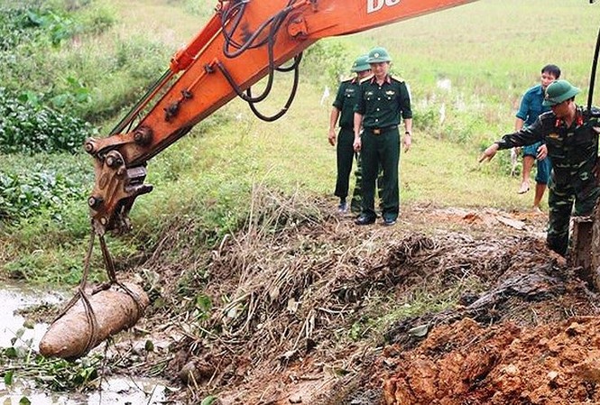 Kinh hãi phát hiện quả bom nặng 300kg khi đang nạo vét kênh Cơ quan chức năng trục vớt quả bom và tiêu hủy