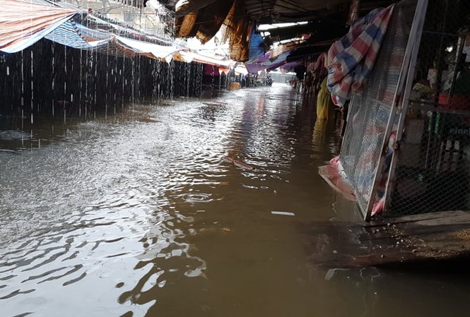 Chợ Vinh 'thất thủ', tiểu thương đội mưa vớt hàng trôi nổi Chợ Vinh 'thất thủ', tiểu thương đội mưa vớt hàng trôi nổi