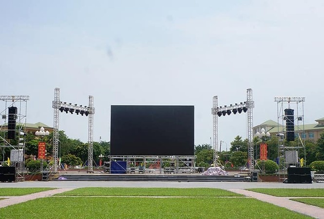 Dựng màn hình 'khổng lồ' ở quảng trường cho CĐV xem chung kết AFF Cup Màn hình Led 70m2 đã được lắp đặt tại Quảng trường Hồ Chí Minh.
