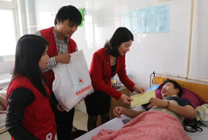Thầy giáo bị thương nặng khi đi làm từ thiện ở vùng núi Thầy giáo bị thương nặng khi đi làm từ thiện ở vùng núi