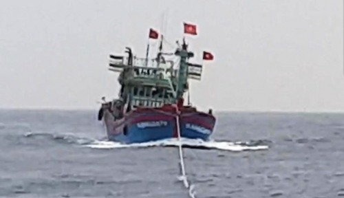 Cứu hộ tàu cá bị nạn trên vùng đánh bắt cá chung Việt Nam - Trung Quốc Cứu hộ tàu cá bị nạn trên vùng đánh bắt cá chung Việt Nam - Trung Quốc