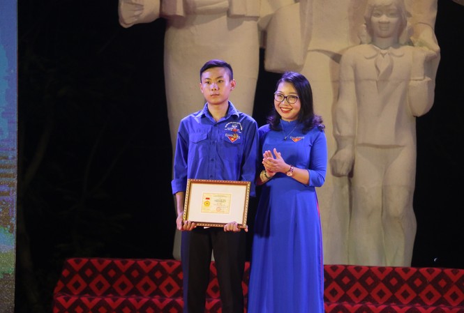 Nam sinh cứu người giữa lũ được tặng bằng khen của Bộ trưởng Bộ GD&ĐT Nam sinh cứu người giữa lũ được tặng bằng khen của Bộ trưởng Bộ GD&ĐT