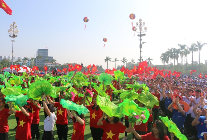 Giây phút vỡ òa cảm xúc tại quê nhà quán quân Đường lên đỉnh Olympia 2019 Giây phút vỡ òa cảm xúc tại quê nhà quán quân Đường lên đỉnh Olympia 2019