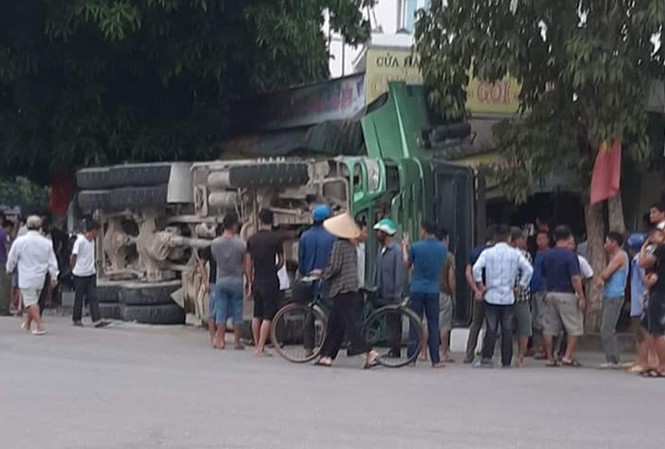 Xe chở đá bị lật nghiêng bên quốc lộ, đè sập nhà dân Xe chở đá bị lật nghiêng bên quốc lộ, đè sập nhà dân