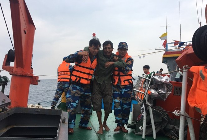 Hơn 20 giờ cứu nạn tàu cá gặp nạn trên biển Hơn 20 giờ cứu nạn tàu cá gặp nạn trên biển
