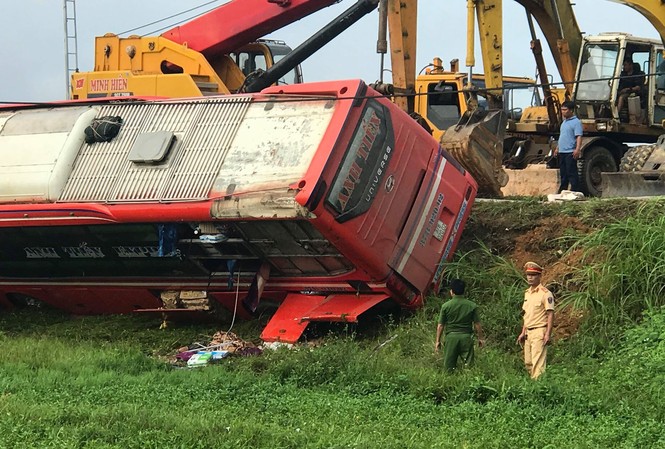 Xe khách lật bên lề đường lúc rạng sáng, 1 người chết, 20 người bị thương Xe khách lật bên lề đường lúc rạng sáng, 1 người chết, 20 người bị thương