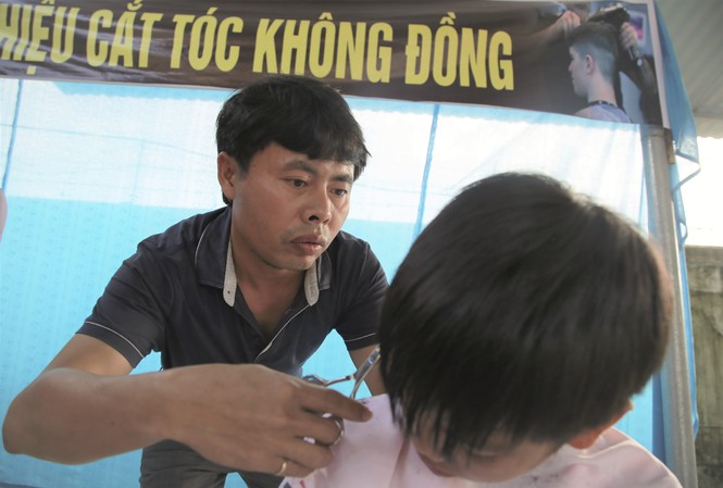 Học sinh nghèo thích thú với tiệm cắt tóc 0 đồng tại trường của thầy giáo Học sinh nghèo thích thú với tiệm cắt tóc 0 đồng tại trường của thầy giáo