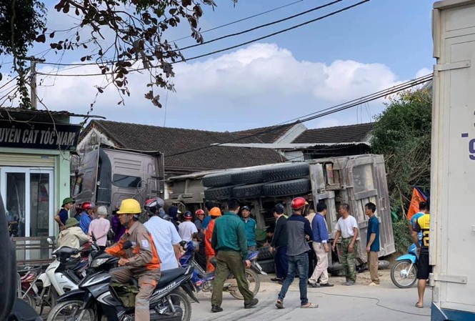 Bẻ lái tránh cụ bà đi bộ, xe chở cát đè lật trúng người phụ nữ tử vong Bẻ lái tránh cụ bà đi bộ, xe chở cát đè lật trúng người phụ nữ tử vong